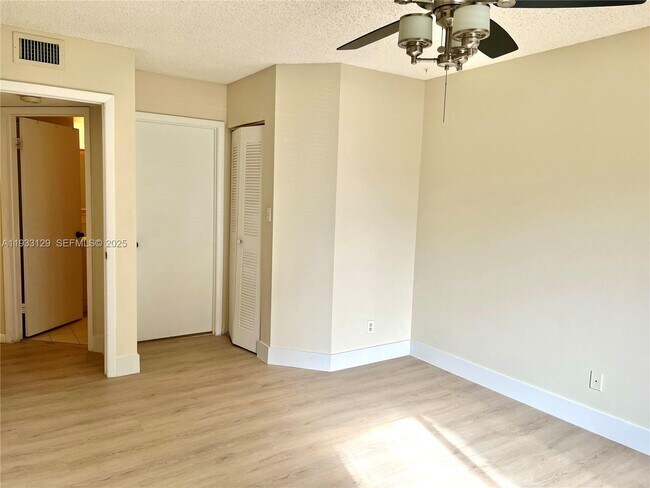 Building Photo - 1133 Coral Club Dr