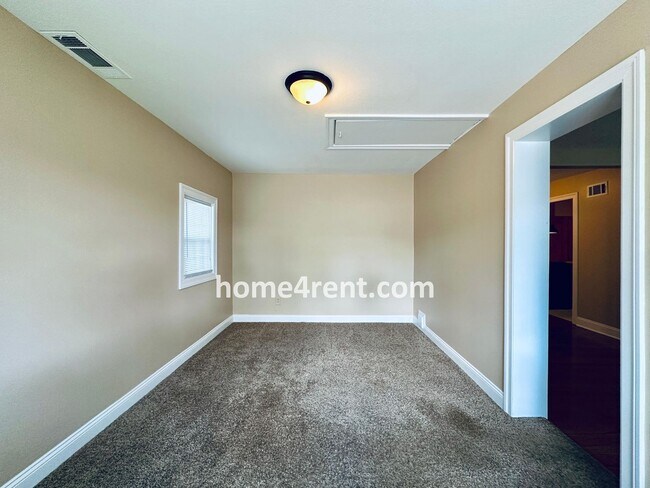 Building Photo - Adorable Ranch in Roeland Park w/ Wood Flo...