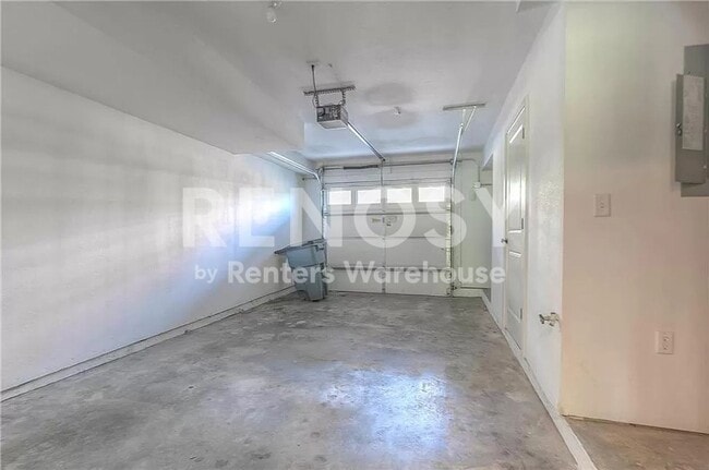 Building Photo - 3 Bedroom / 3.5 Bath Townhouse Near KU MED -  Available in August