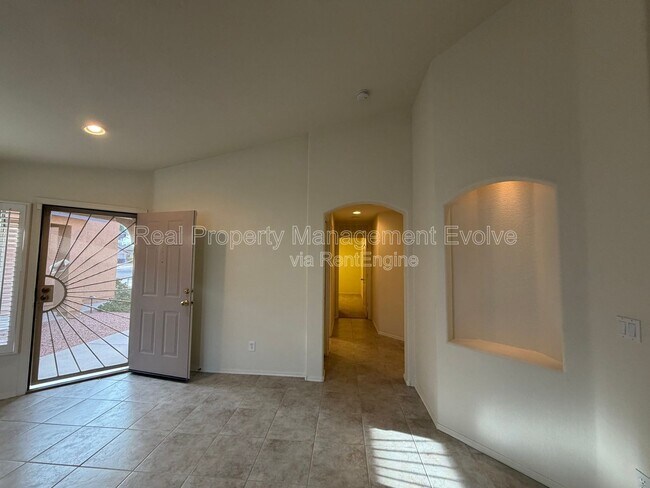 Building Photo - 15847 W Saguaro Ln