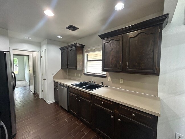 Building Photo - South Tulsa gem!