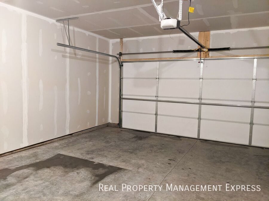 Building Photo - 2 Bedroom 2 Bathroom Townhome w/ Attached Garage