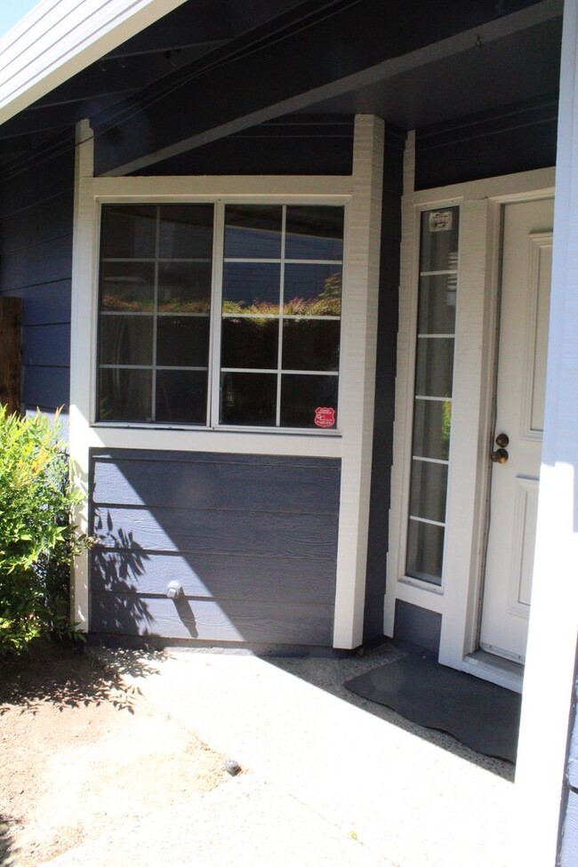 Building Photo - Single Story 3 Bedroom, 2 1/2 Bathroom Tow...