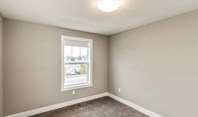 Building Photo - Sublease - 3 Bedroom Townhome Available Ja...