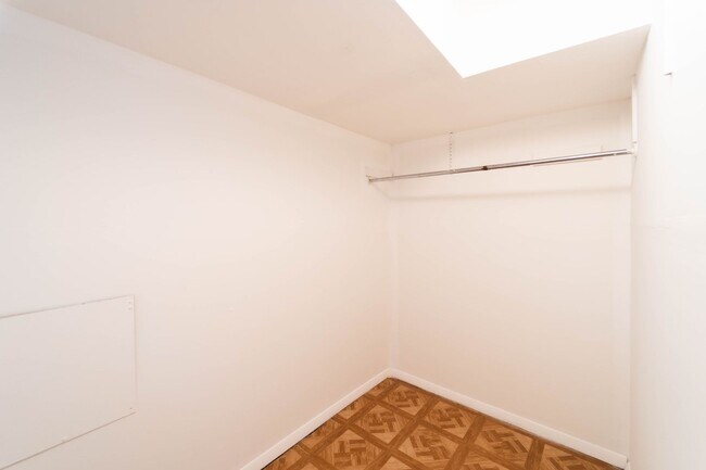 Building Photo - 50's Rambler with 5 BR & 3 BA in One of the Best Locations in Arlington