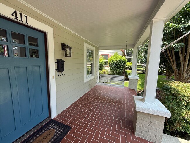 Building Photo - Gorgeous 4 Bed, 3 Bath Haymount Home