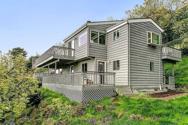 Building Photo - Stunning Sound & Olympic Mountain View Home in North Admiral