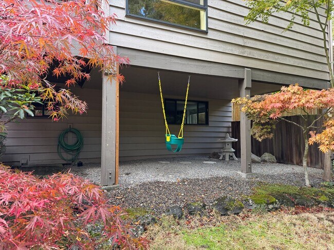 Building Photo - Cozy 5 bedr 3 bath rambler with daylight b...