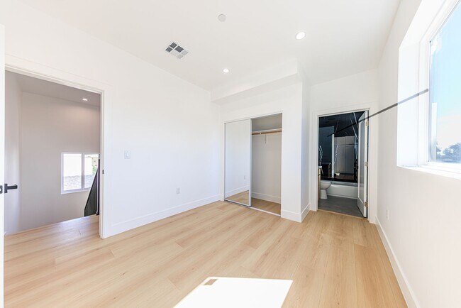 Building Photo - Luxury Never Before Lived in Townhomes!