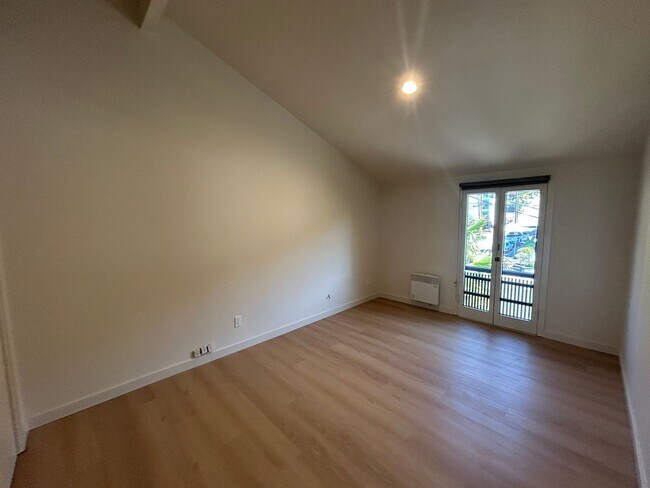 Building Photo - 2 Bedrooms on the Beach, W/D in Unit, Incredible view!