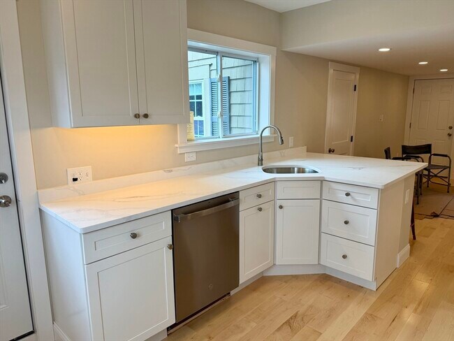 Building Photo - 15 River St