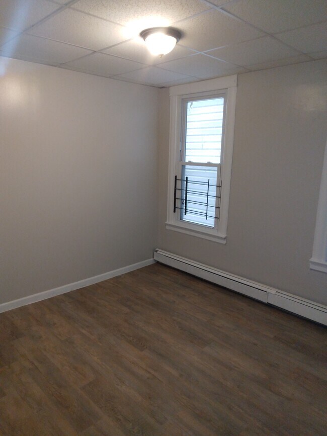 Building Photo - 73 Maple St