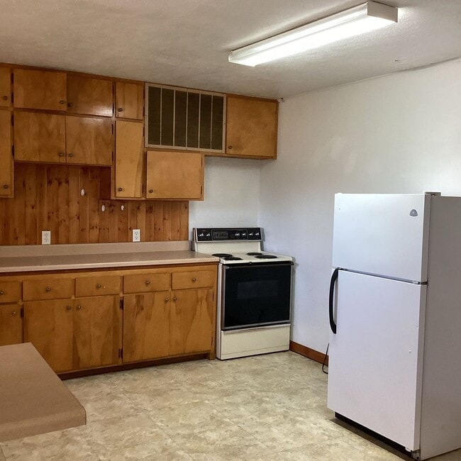 Building Photo - CUTE 4 BEDROOM / 1.5 BATHROOM HOUSE IN LAMAR MO!! WITH CAR GARAGE!