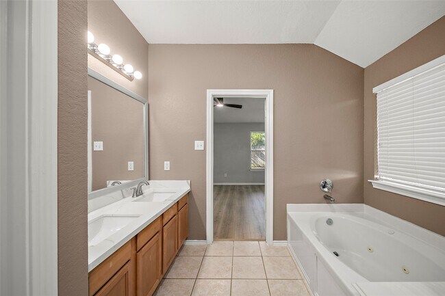 Building Photo - 62 Rookwood Ct