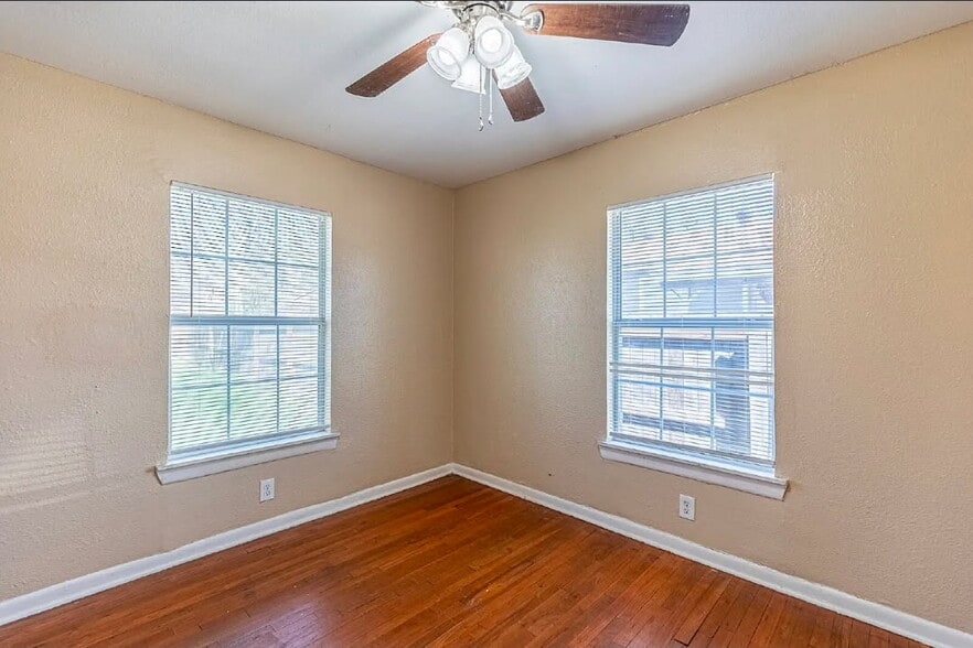 Building Photo - 215 Legion Dr W