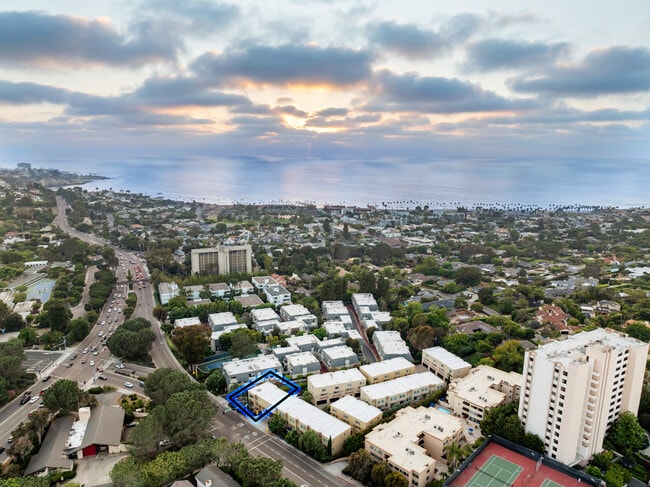 Building Photo - 2400 Torrey Pines Rd