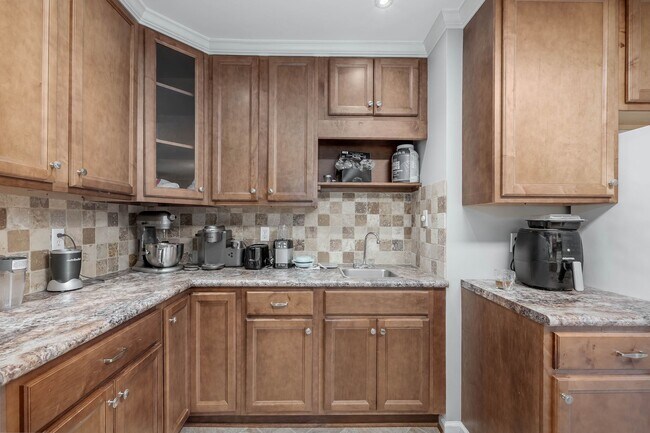 Building Photo - Fall '24 - Close to campus - 3 bed/2 bath ...