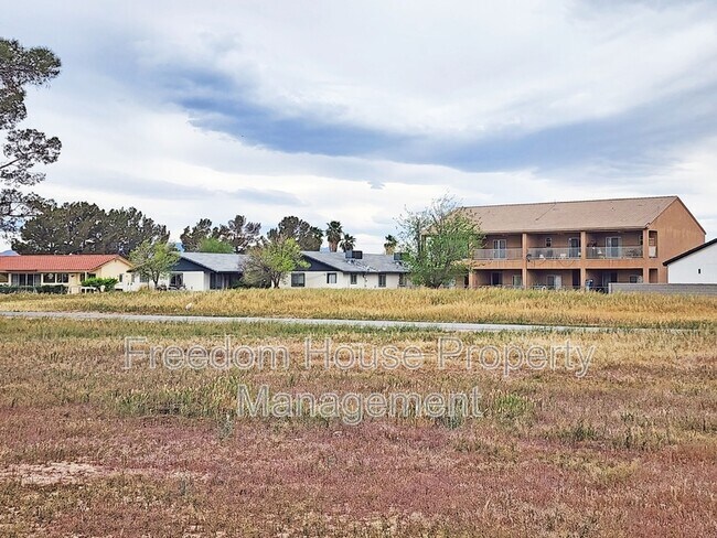 Building Photo - 1421 Star Rd