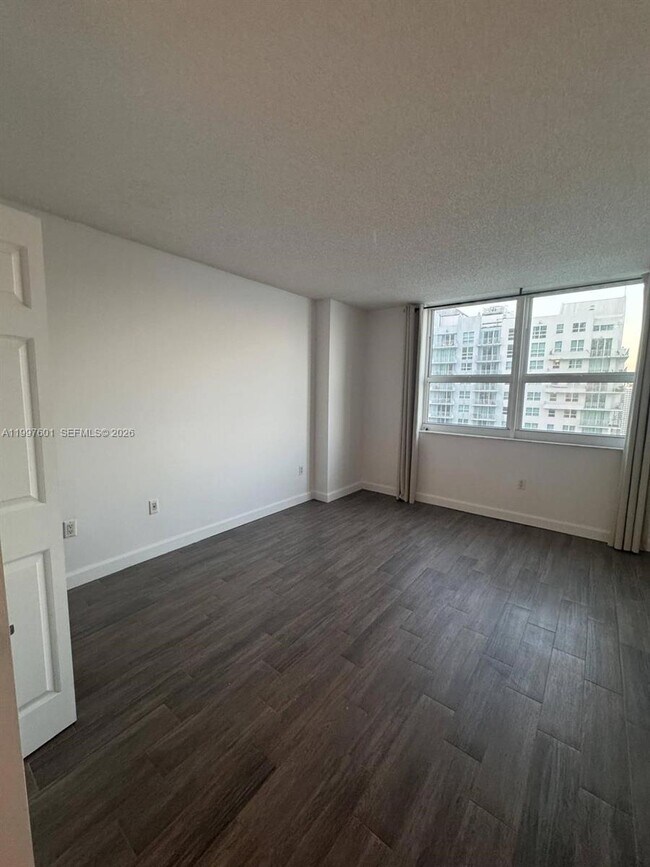 Building Photo - 1155 Brickell Bay Dr