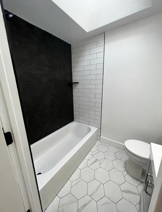Building Photo - 358 W 21st St