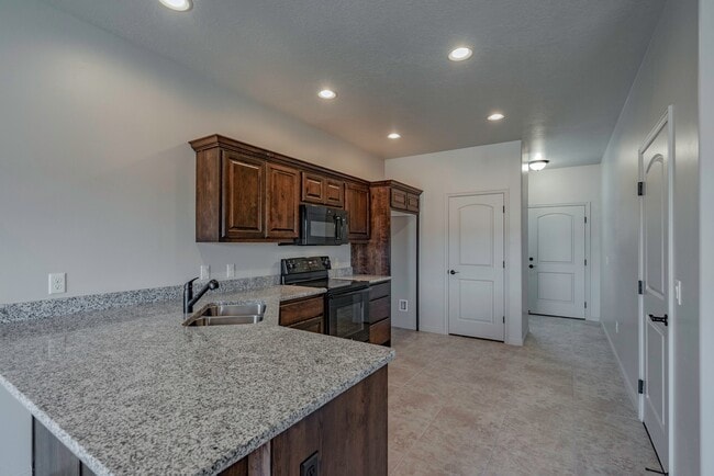 Building Photo - Townhome available in Millcreek Springs with a community pool!