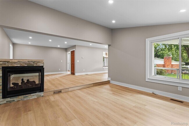 Building Photo - 6552 Orion Rd