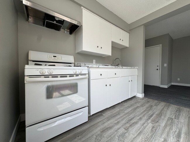 Building Photo - 1727 Reaney Ave E