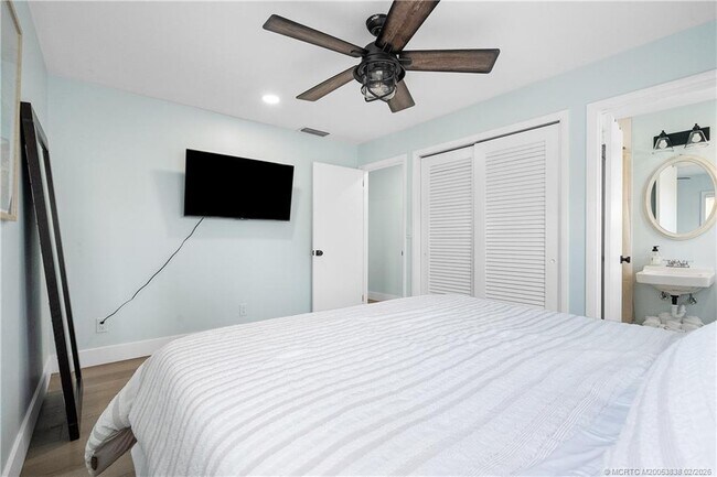 Building Photo - 901 E Madison Ave