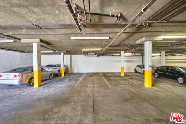 Building Photo - 401 N Serrano Ave