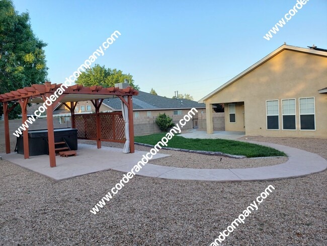 Building Photo - Beautiful 3 Bedroom, 2 Bathroom, 3 Car Gar...