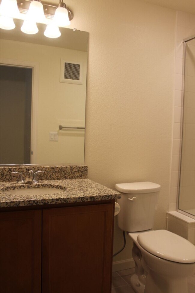 Building Photo - Chatfield Bluffs Condo w/ 3 BR/3 BA!!