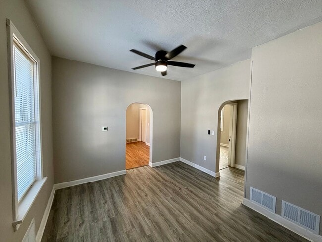 Building Photo - 823 S 3rd Ave