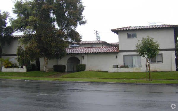 Building Photo - 602 S Walnut Ave