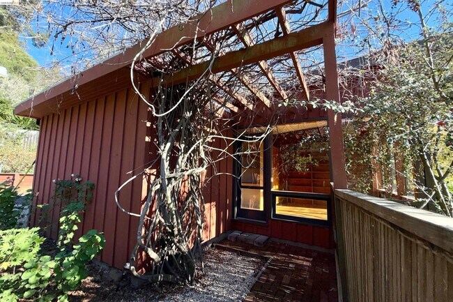 Building Photo - 25 Sunset Dr