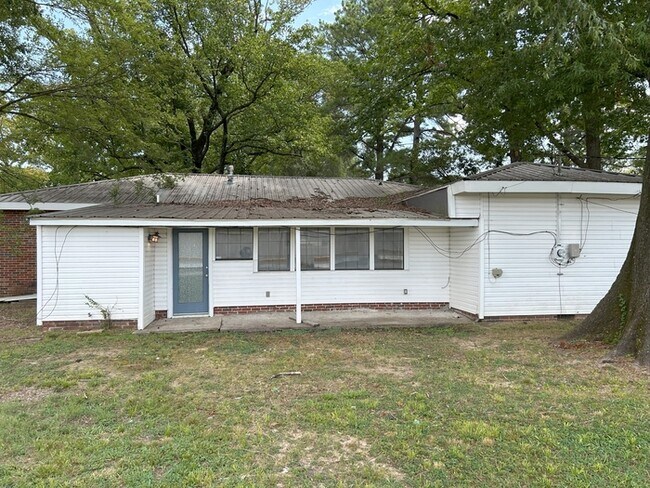 Building Photo - 1707 Buena Vista Cir SE