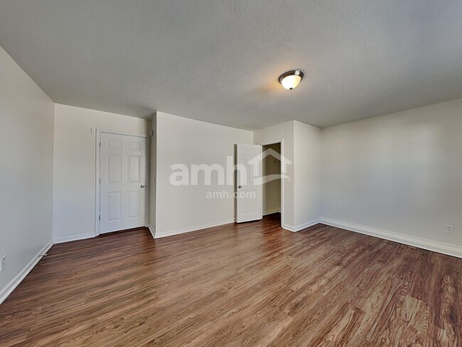 Building Photo - 2114 Debbie Ln