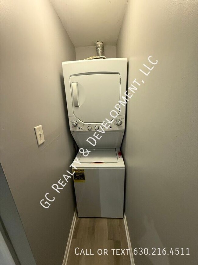 Building Photo - 3266 W Wrightwood Ave