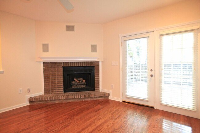 Building Photo - COMING SOON:2 bedroom townhome in Uptown Charlotte!