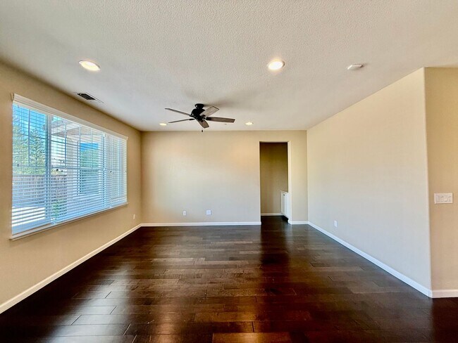 Building Photo - Great Home available immediately