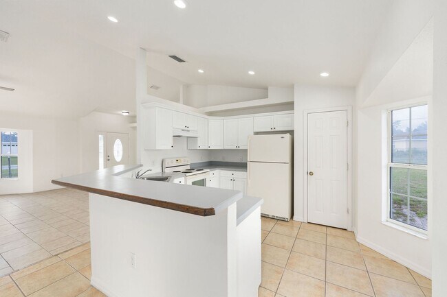 Building Photo - Spacious 3-Bedroom Home on an Oversized Lot in Marion Oaks – Modern Comfort with Room to Relax!