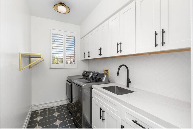 Building Photo - Exquisite Designer 4 Bedroom Home for Rent