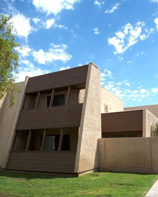Primary Photo - 3/2 Townhome 1 mile from ASU
