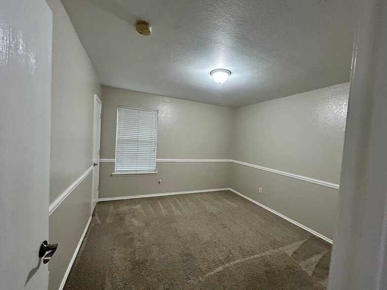 Building Photo - 10445 Hideaway Trl