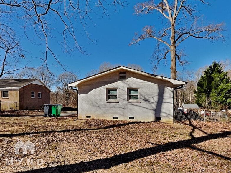 Building Photo - 2408 Dora Dr