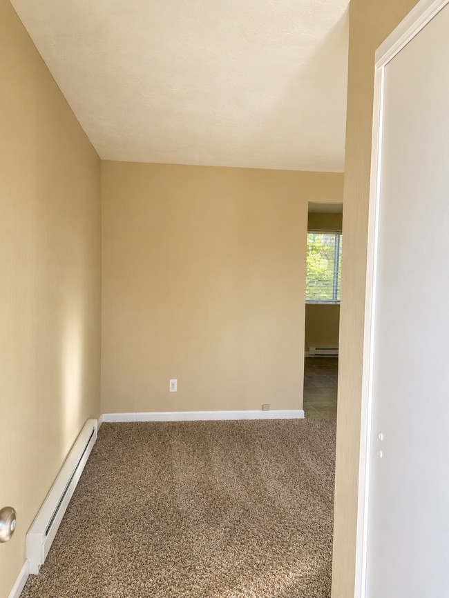Building Photo - 506 Elma Ave E