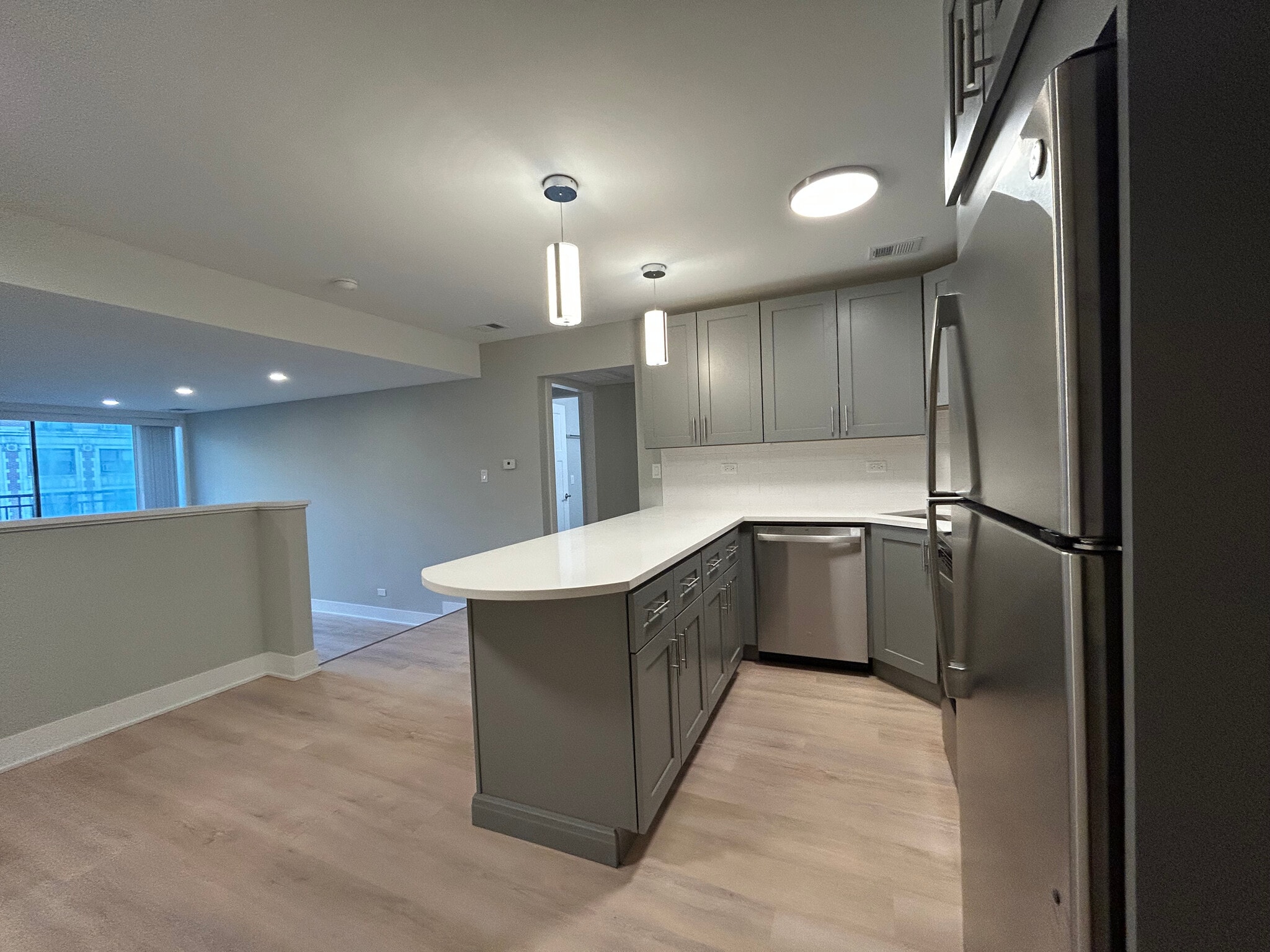 Building Photo - 1214 N La Salle Dr