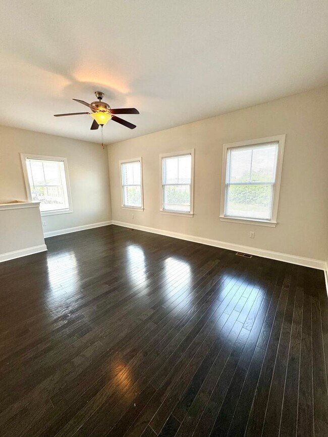 Building Photo - End Unit Townhouse for rent in Bluestone H...