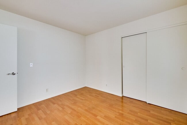 Building Photo - Hardwood Floors- A/C- Full Bedroom and Bath on First Floor: Fresh Paint