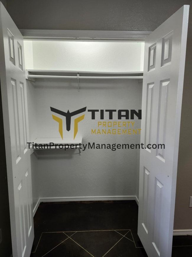 Building Photo - 3b/2b house