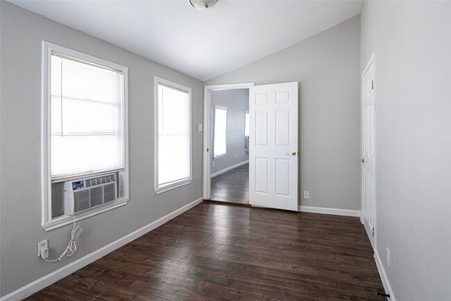 Building Photo - 2812 Cortlandt St